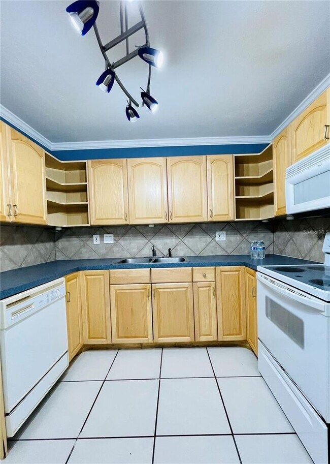 Building Photo - 3 Bedroom, 2.5 Bath home with upgraded kitchen, close to beaches, restaurants, and downtown!!