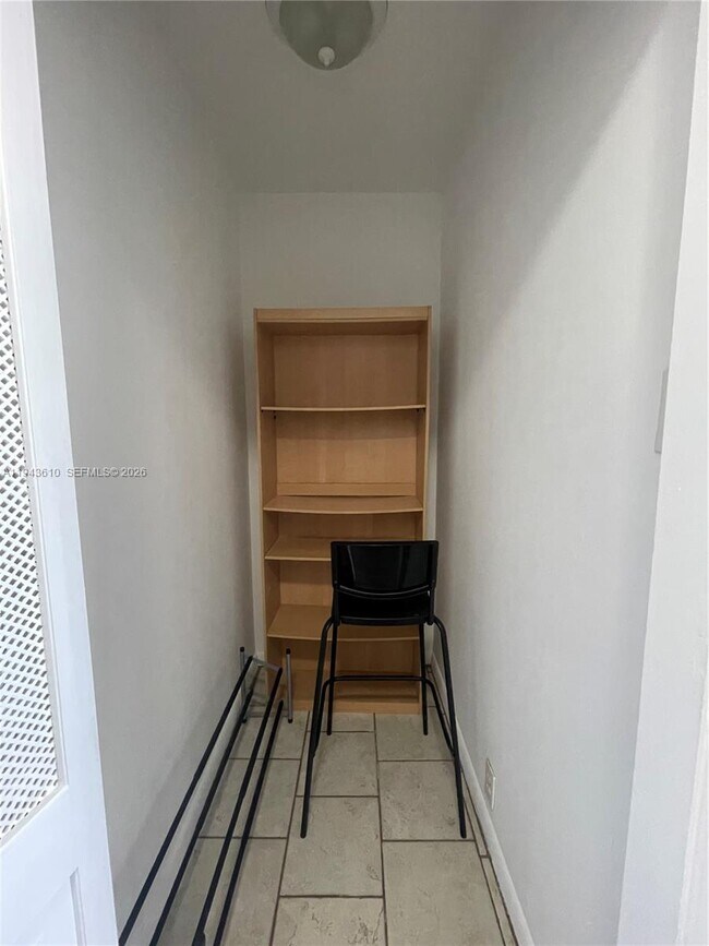 Building Photo - 900 NE 18th Ave