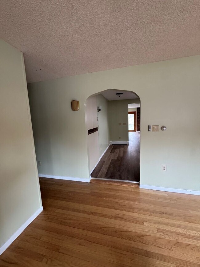 Building Photo - Spacious 3 Bedroom Home Available Now