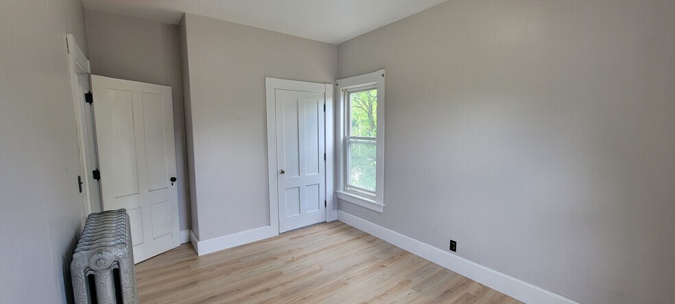 Bedroom - 47 Pine St