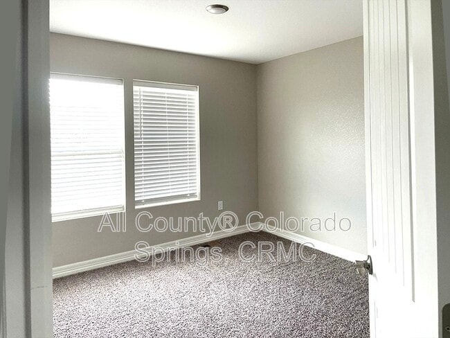 Building Photo - 610 Thimbleberry Point