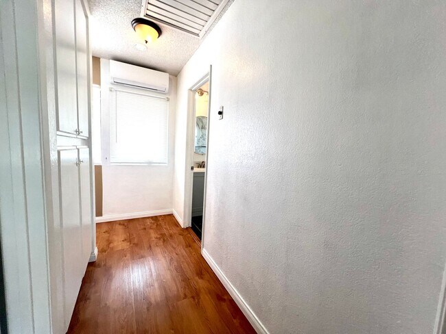 Building Photo - 1380 W 48th St