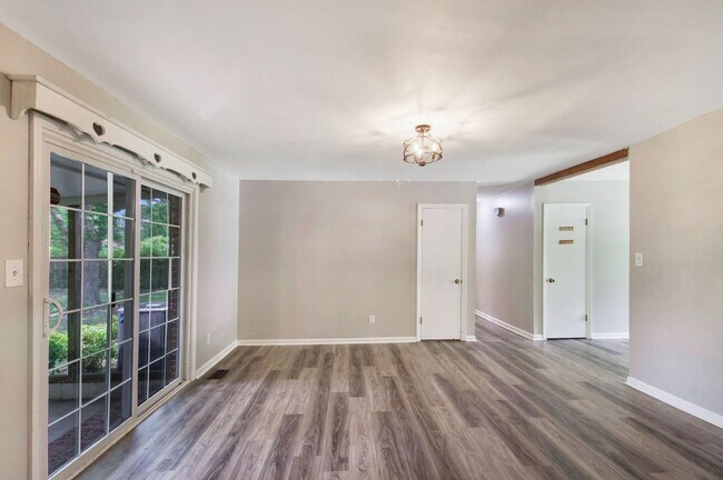 Building Photo - 3 Bed w/ Bonus Room