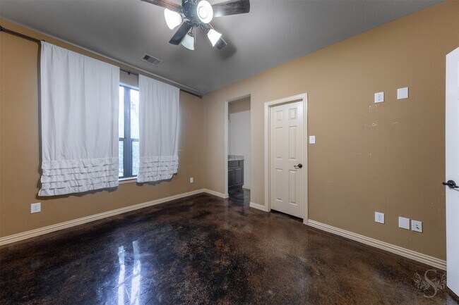 Building Photo - 33303 Winsford St