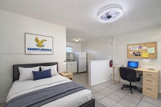 Building Photo - 319 Country Club Oval