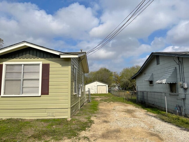 Building Photo - Cute 2/1 Home Available for Immediate Move In!