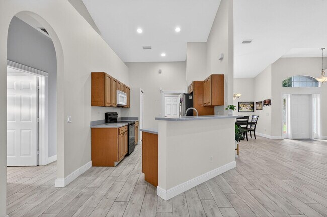 Building Photo - 1571 SW Hunnicut Ave