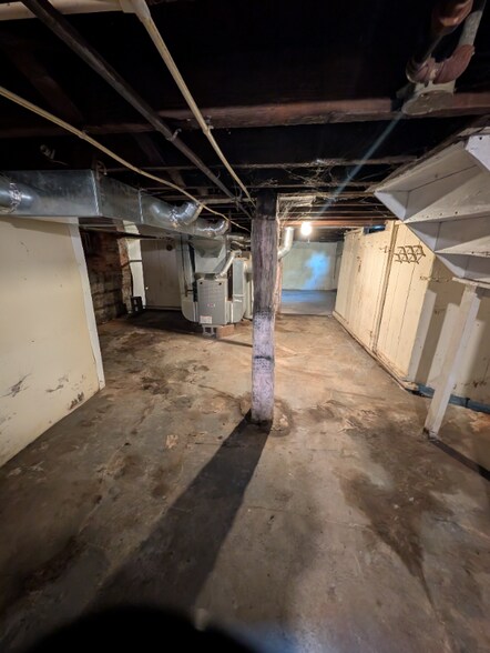 Building Photo - 352 S Maple St