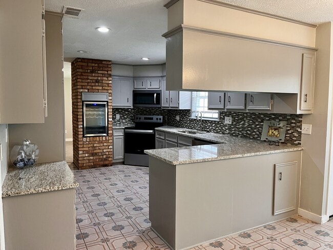 Building Photo - 1010 Holt St