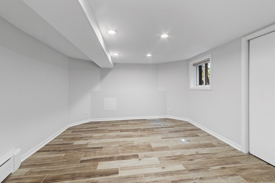 Building Photo - 2152 W Agatite Ave