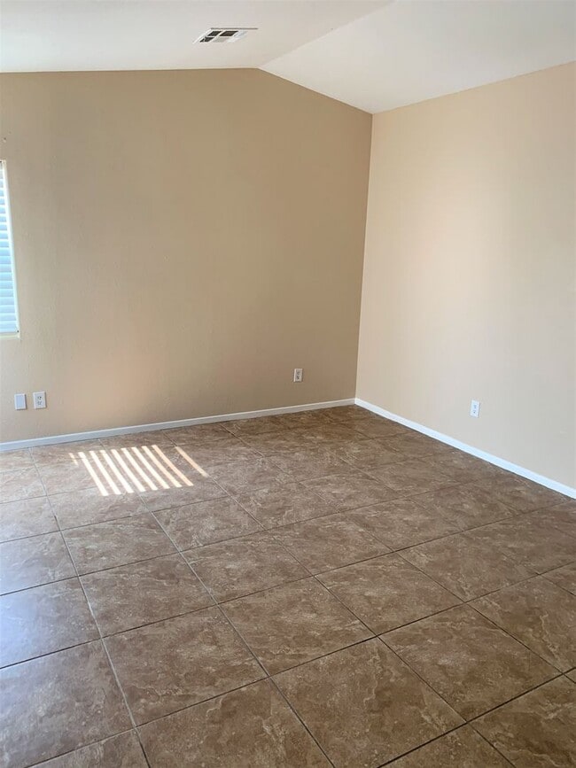 Building Photo - Clean 3 Bedroom 2 Bath