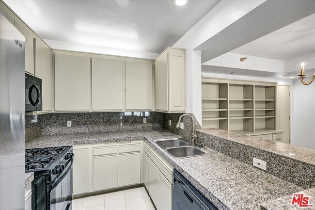 Building Photo - 2222 Beachwood Dr