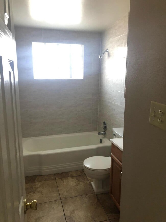 Building Photo - 9542 Lindsey Dr