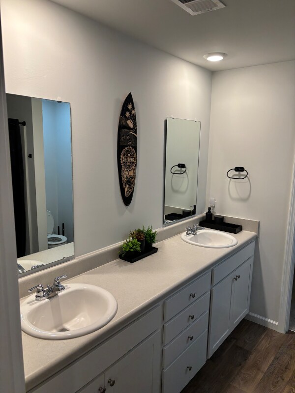 Building Photo - 125 E Sunrise Ln