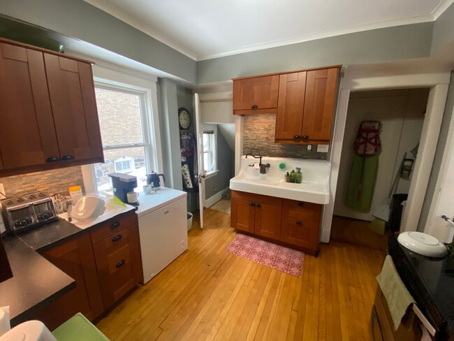 Building Photo - AVAILABLE NOW - Large 4 bedroom in Lakesid...