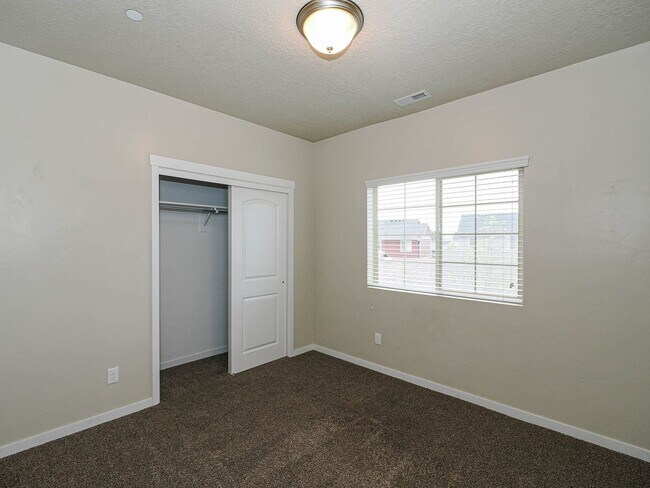 Building Photo - 3 Bedroom, 2 Bathroom Condo