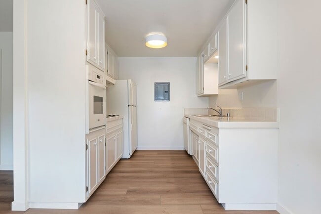 Building Photo - The perfect upstairs location down town Santa Barbara!