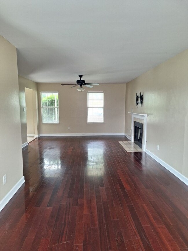 Building Photo - Convenient location to interstate in North...