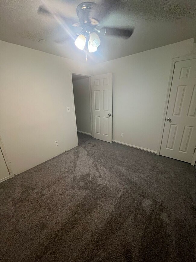 Building Photo - Spacious 4 Bed / 2 Bath Unit in Westwood C...