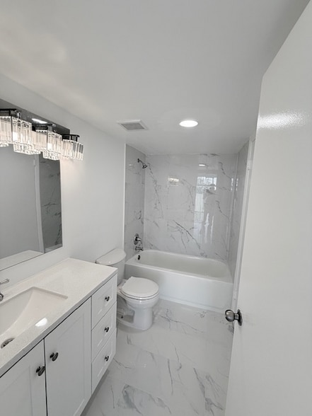 Building Photo - 1300 NE Miami Gardens Dr