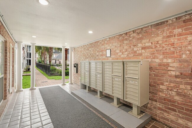 Building Photo - 355 N Post Oak Ln