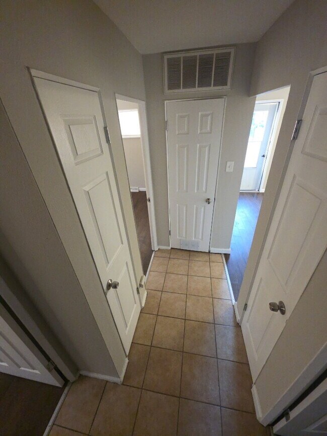 Building Photo - Charming 3-Bedroom Home in a Quiet St. Louis Neighborhood