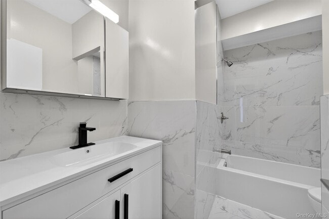 Building Photo - 303 Main St