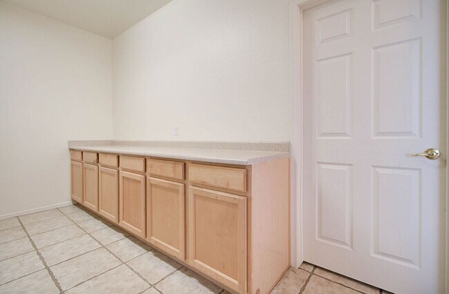 Building Photo - 2026 E County Down Dr
