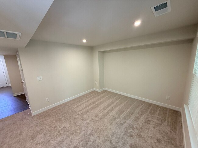 Building Photo - Brand New Townhome in the heart of Charotte