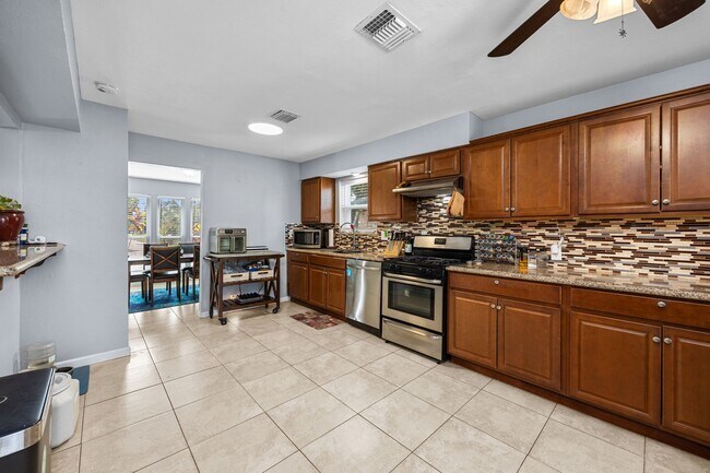 Building Photo - 6514 Vialinda Dr