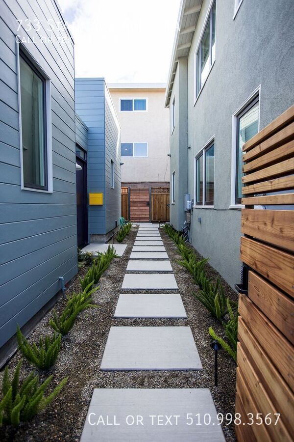 Building Photo - 733 Stannage Ave