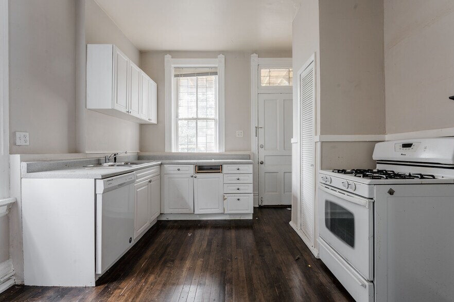 Primary Photo - 2031 W Moffat St