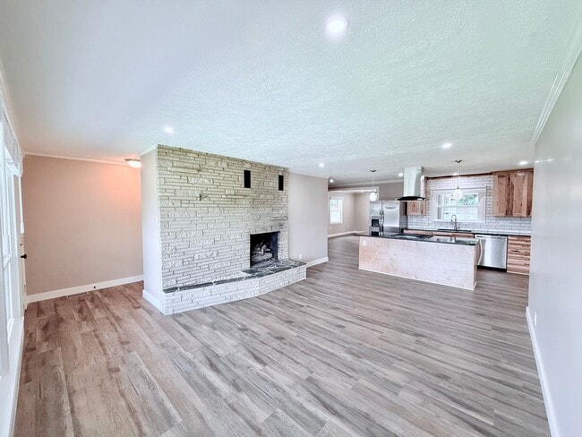 Building Photo - Stunningly Renovated 3 Bed, 2 Bath Home in...