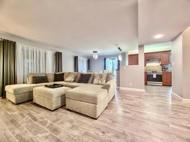 Building Photo - 10615 Ocean Palm Way