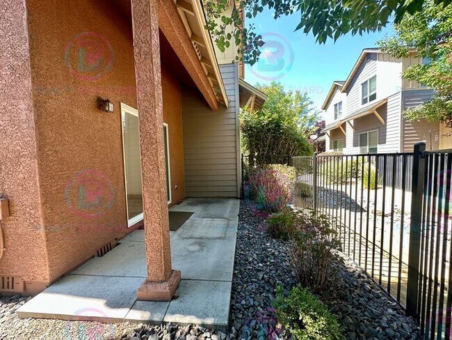 Building Photo - 3 Bedroom 2.5 Bathroom + Loft & 2 Car gara...