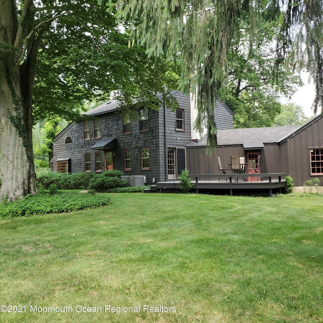 Building Photo - 16 E Larchmont Dr