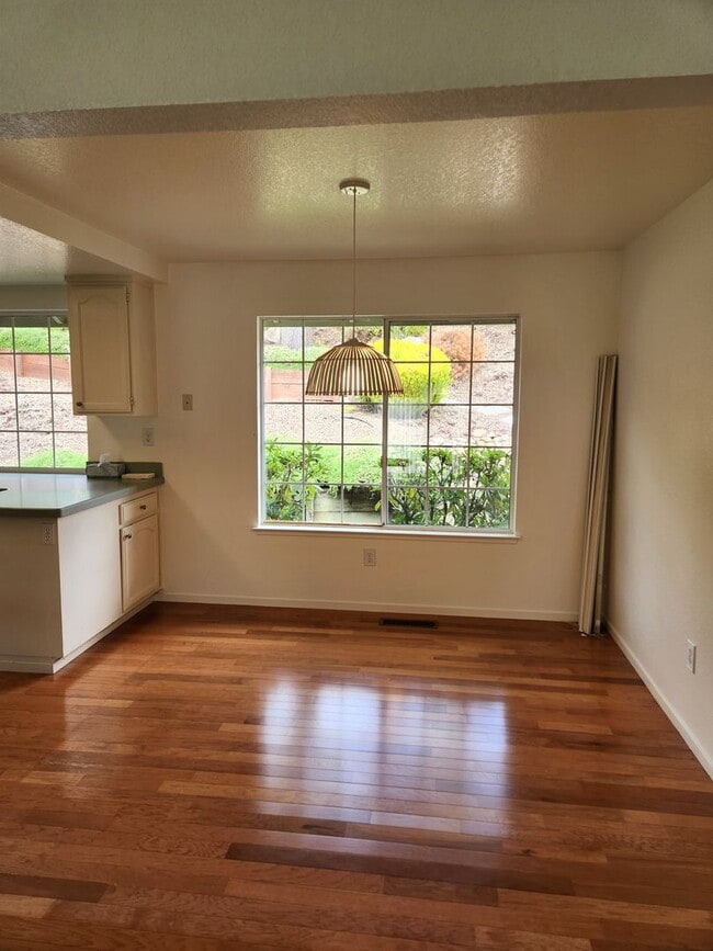 Building Photo - "Must See" w/beautiful views 3 bedroom, 2....