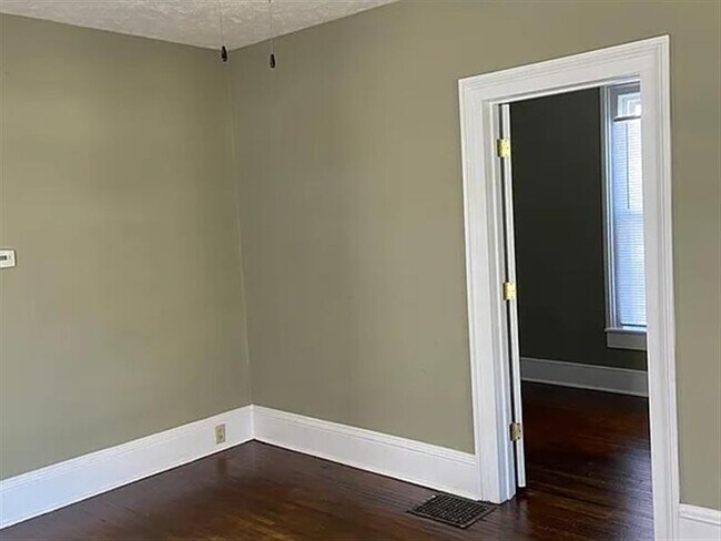 Building Photo - 3 bedroom