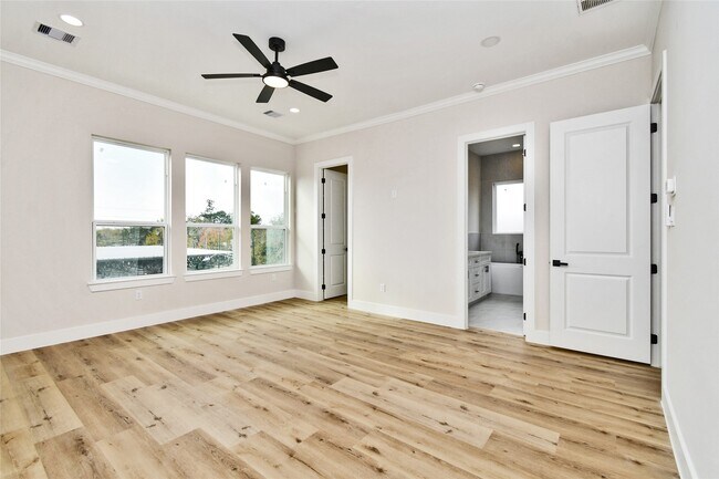 Building Photo - 3233 Tuam St