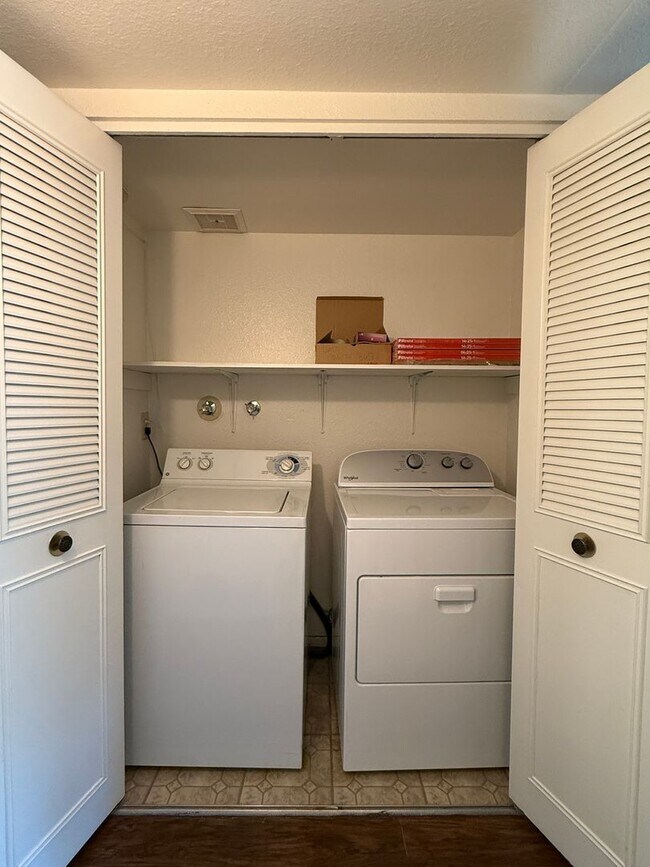 Building Photo - Tempe, Guadalupe and Rural, 2 bed 2 bath single story end unit