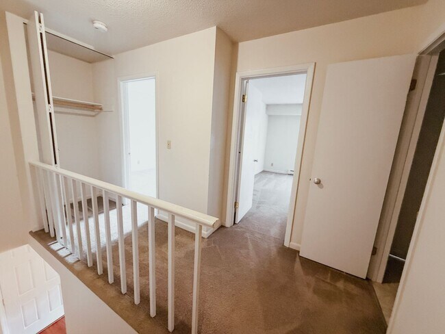 Building Photo - 2BD/1.5BA Beautiful Townhome - Right Near Oakledge Park!