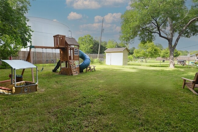 Building Photo - 536 Castlelake Dr