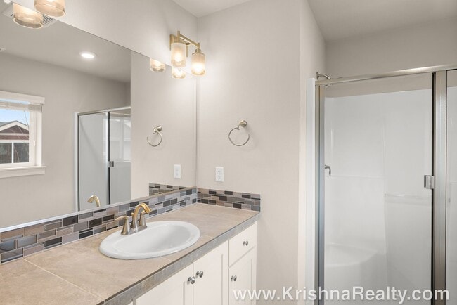 Building Photo - Lovely 3 BR | 2.5 BA Townhome | Hillsboro | Minutes from Orenco Station | Excellent Location!