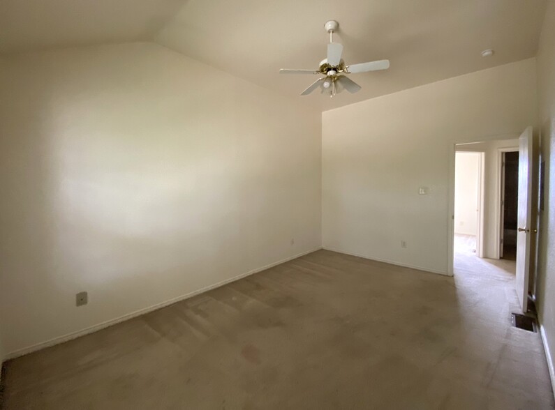 Building Photo - 4200 Deek Dr