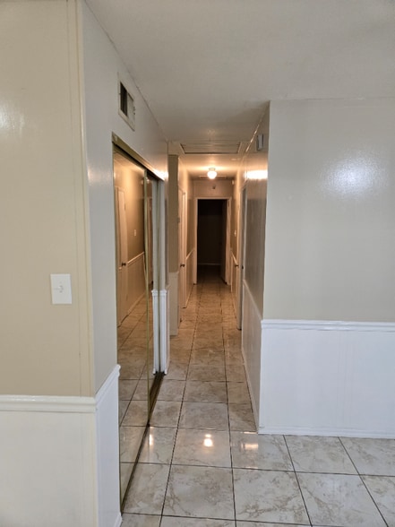 Building Photo - 428 Holy Cross Pl