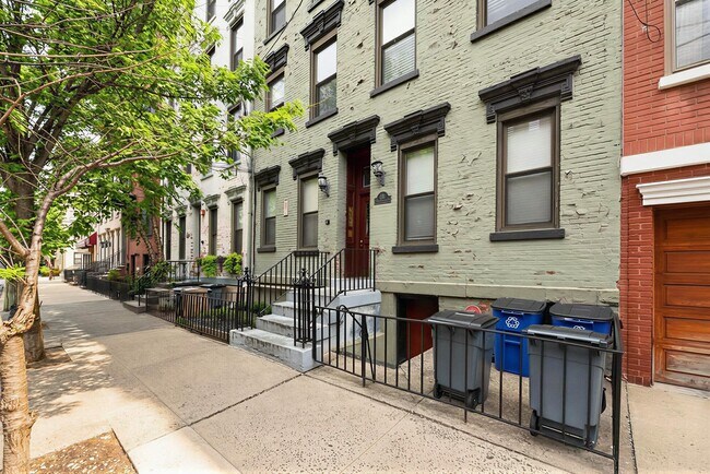 Building Photo - 123 Willow Ave