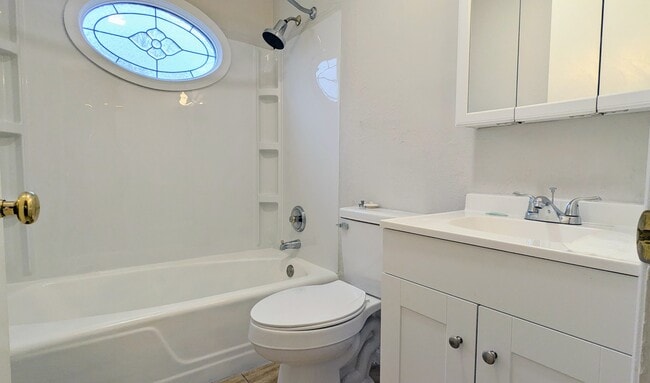 Building Photo - 709 W Kenilworth Ave