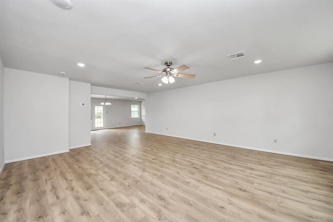 Building Photo - 9615 Meadowvale Dr