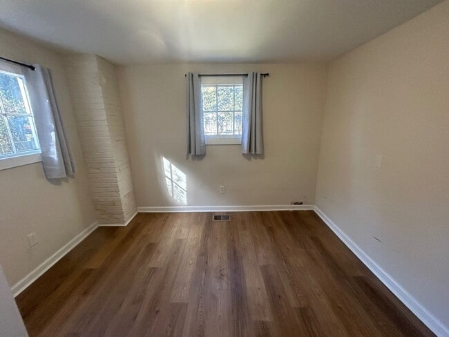 Building Photo - 827 Silver St