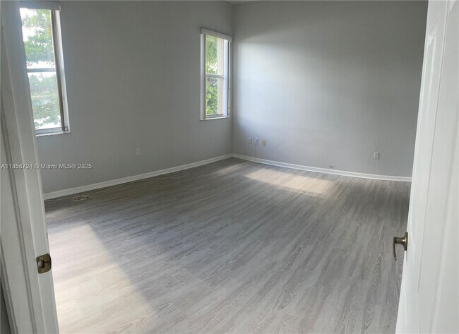 Building Photo - 575 SE 29th Dr